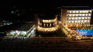 Bazén v ubytování Hotel Elesio nebo v jeho okolí