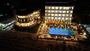 Bazén v ubytování Hotel Elesio nebo v jeho okolí
