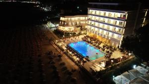 Bazén v ubytování Hotel Elesio nebo v jeho okolí