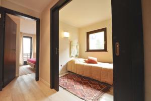 Rúm í herbergi á Design loft ski in ski out