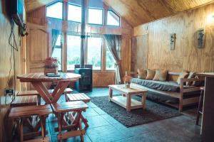 a living room with a couch and a table at Cabañas Shangrila Aysen in Puerto Aisén
