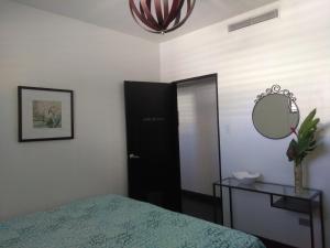 a bedroom with a bed and a mirror at Zen Retreat City Centre in San Juan