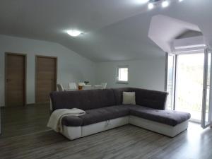 - un salon avec un canapé et une table dans l'établissement Apartmani Slavica, à Šibenik