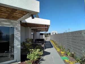 a house with an awning on the side of it at Departamento Reñaca maravillosa vista al mar in Viña del Mar