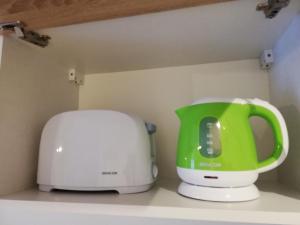 Příslušenství pro přípravu čaje a kávy v ubytování Orchidea apartman