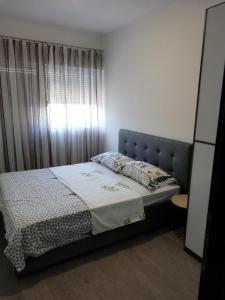 1 dormitorio con cama y ventana en Apartments Villa Judita, en Blace