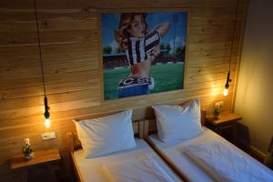 Voodi või voodid majutusasutuse Hamburger Alm Hotel St. Pauli toas