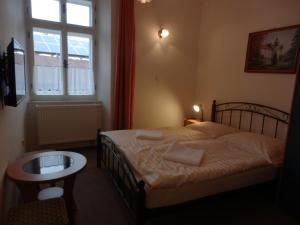 Uma cama ou camas num quarto em Šporkův Mlýn