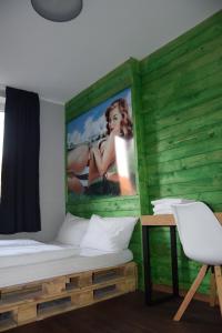 Voodi või voodid majutusasutuse Hamburger Alm Hotel St. Pauli toas