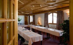 una fila de mesas en una habitación con mantel blanco en Hotel Bellecote en Courchevel