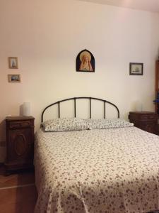 una camera con un letto e una foto appesa al muro di appartamento Le Vele a Gargnano