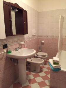 bagno con lavandino e servizi igienici di appartamento Le Vele a Gargnano