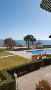 una piscina con vista sull'oceano sullo sfondo di Apartament Les Delícies a Sant Carles de la Ràpita