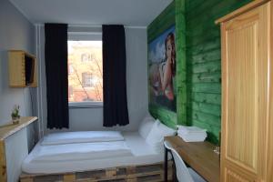 Voodi või voodid majutusasutuse Hamburger Alm Hotel St. Pauli toas