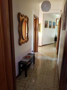 un pasillo con un espejo en la pared y una mesa en B&B Dolce Casa, en Panicarola