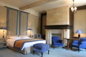 Un pat sau paturi într-o cameră la Château d'Augerville Golf & Spa Resort