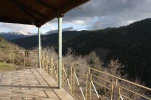 uma varanda com vista para as montanhas em Athamania Artas em Athamanio