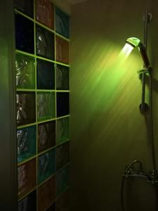 a light in a bathroom with a shower at Abetarda CC in São Marcos da Ataboeira