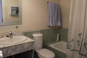 a bathroom with a sink and a toilet and a tub at Apartamento moderno en el centro de moraira in Moraira