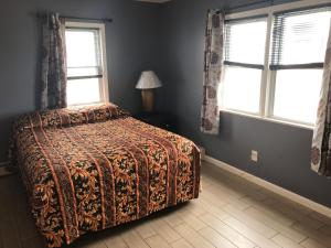 A bed or beds in a room at Newly Renovated 2 Bedroom House