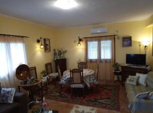 una sala de estar con un sofá y una mesa en Villa Silvia, en Ágios Matthaíos