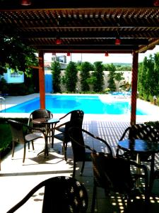 Bazén v ubytování Golden Rose Suites nebo v jeho okolí