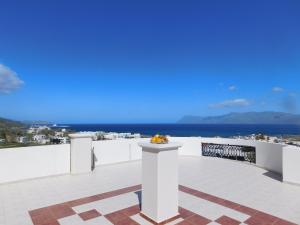 balkon z widokiem na ocean w obiekcie Panoramic Balos Sea View House w mieście Kisamos +8 zdjęć