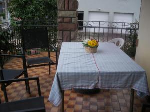 una mesa con una cesta de flores en el patio en Gîte du Frankenbourg, en Châtenois