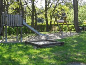 ツィノヴィッツにあるAppartement Residenz Bellevue Usedom Whg 31の公園内の滑り台付き遊び場