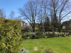 ツィノヴィッツにあるAppartement Residenz Bellevue Usedom Whg 31の庭のブランコ付き公園