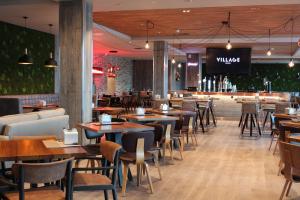 Village Hotel Manchester Bury tesisinde bir restoran veya yemek mekanı