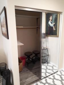 un espejo en una habitación con una mesa y una pintura en Comfortable Luxury Studio, en Los Ángeles