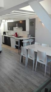 uma cozinha com mesa e cadeiras num quarto em Le Metz, Duplex, 2 Chambres em Le Touquet-Paris-Plage