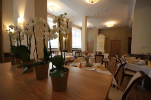Reštaurácia alebo iné gastronomické zariadenie v ubytovaní Hotel Vabank