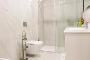 Um banheiro em Graça Apartment mais 16 fotos