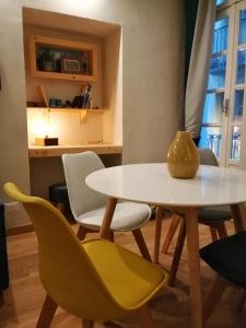 comedor con mesa blanca y sillas en SERENDIPITY Porta Palatina 3(Centro Storico)TORINO, en Turín