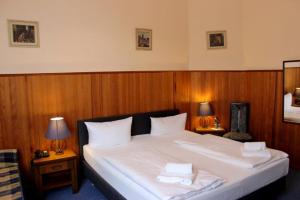Postel nebo postele na pokoji v ubytování Hotel-Pension Rheingold am Kurfürstendamm