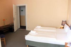 Postel nebo postele na pokoji v ubytování Hotel-Pension Rheingold am Kurfürstendamm
