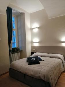 1 dormitorio con 1 cama grande y ventana grande en SERENDIPITY Porta Palatina 3(Centro Storico)TORINO, en Turín