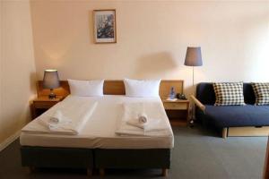 Postel nebo postele na pokoji v ubytování Hotel-Pension Rheingold am Kurfürstendamm