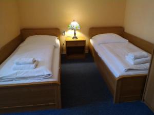 Postel nebo postele na pokoji v ubytování Hotel-Pension Rheingold am Kurfürstendamm