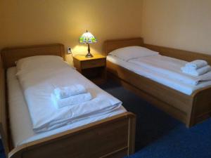 Postel nebo postele na pokoji v ubytování Hotel-Pension Rheingold am Kurfürstendamm
