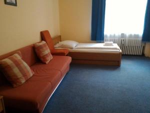 Postel nebo postele na pokoji v ubytování Hotel-Pension Rheingold am Kurfürstendamm