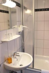 Ett badrum på Hotel-Pension Rheingold am Kurfürstendamm