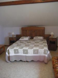 1 dormitorio con 1 cama, 2 mesas y 1 sofá en Gîte du Frankenbourg, en Châtenois