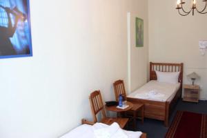 Postel nebo postele na pokoji v ubytování Hotel-Pension Rheingold am Kurfürstendamm