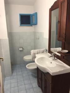 A bathroom at Villa Trullo di Angela Még 31 kép