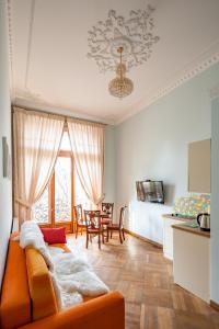 Гостиная зона в Grand Lviv Apartment II (2 of 3)