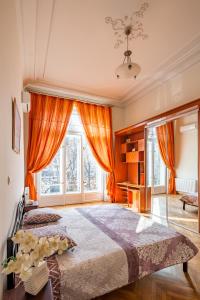 Кровать или кровати в номере Grand Lviv Apartment II (2 of 3)