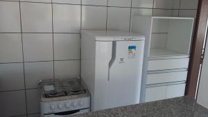 een kleine keuken met een fornuis en een koelkast bij Acupe de Brotas in Salvador